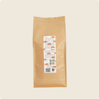 Braune, umweltfreundliche Papiertüte mit dem Logo der Teesorte und weiteren Informationen.