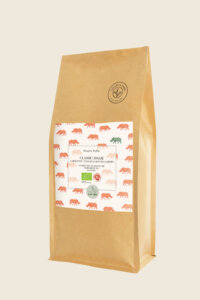 Braune, umweltfreundliche Papiertüte mit dem Logo der Teesorte und weiteren Informationen.