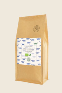 Braune, umweltfreundliche Papiertüte mit dem Logo der Teesorte und weiteren Informationen.