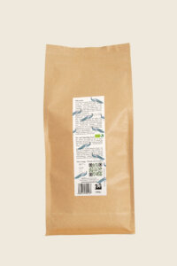 Braune, umweltfreundliche Papiertüte mit dem Logo der Teesorte und weiteren Informationen.