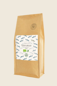 Braune, umweltfreundliche Papiertüte mit dem Logo der Teesorte und weiteren Informationen.