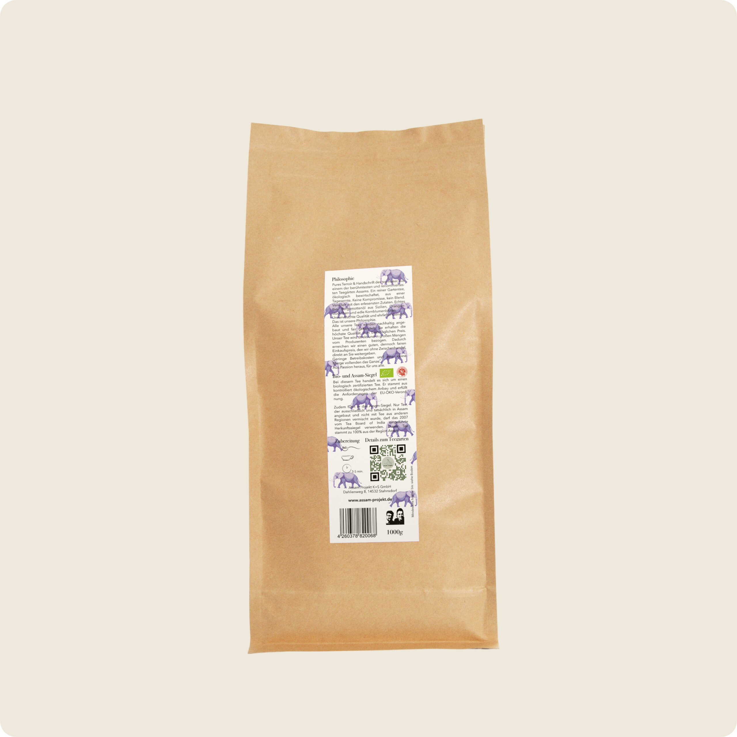 Braune, umweltfreundliche Papiertüte mit dem Logo der Teesorte und weiteren Informationen.