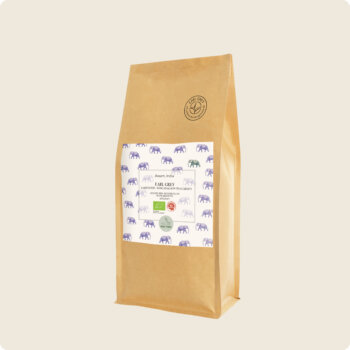 Braune, umweltfreundliche Papiertüte mit dem Logo der Teesorte und weiteren Informationen.