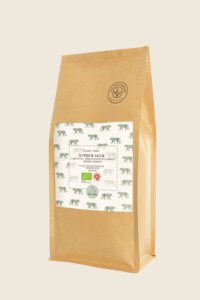 Braune, umweltfreundliche Papiertüte mit dem Logo der Teesorte und weiteren Informationen.