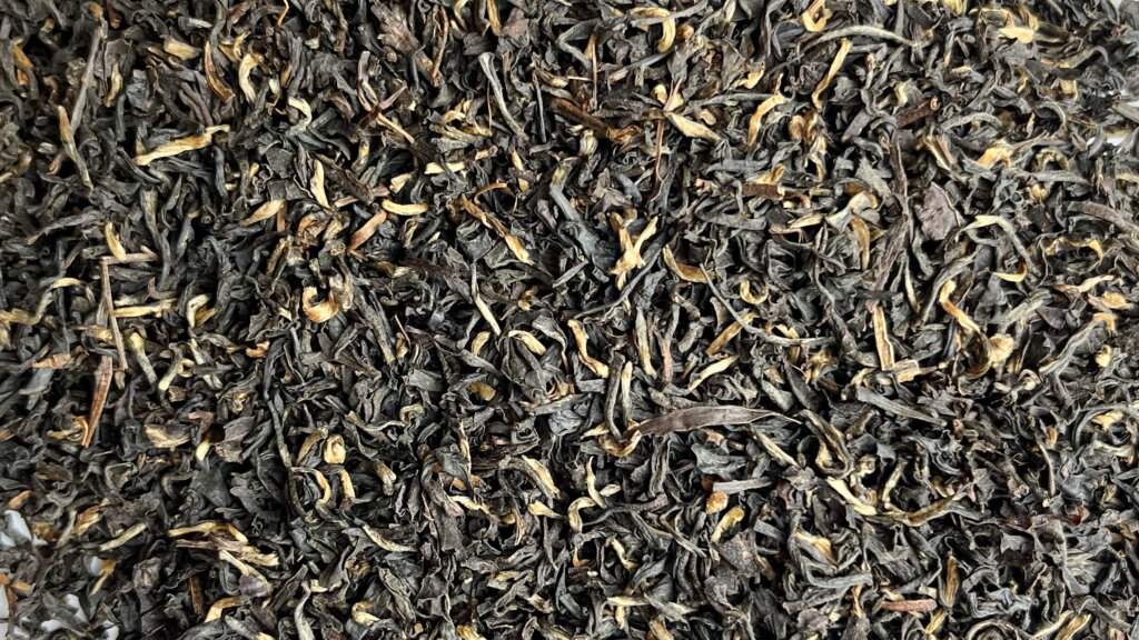 Nahaufnahme von getrockneten Assam-Teeblättern
