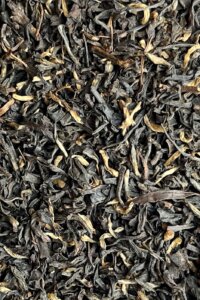 Nahaufnahme von getrockneten Assam-Teeblättern