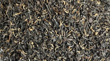 Nahaufnahme von getrockneten Assam-Teeblättern