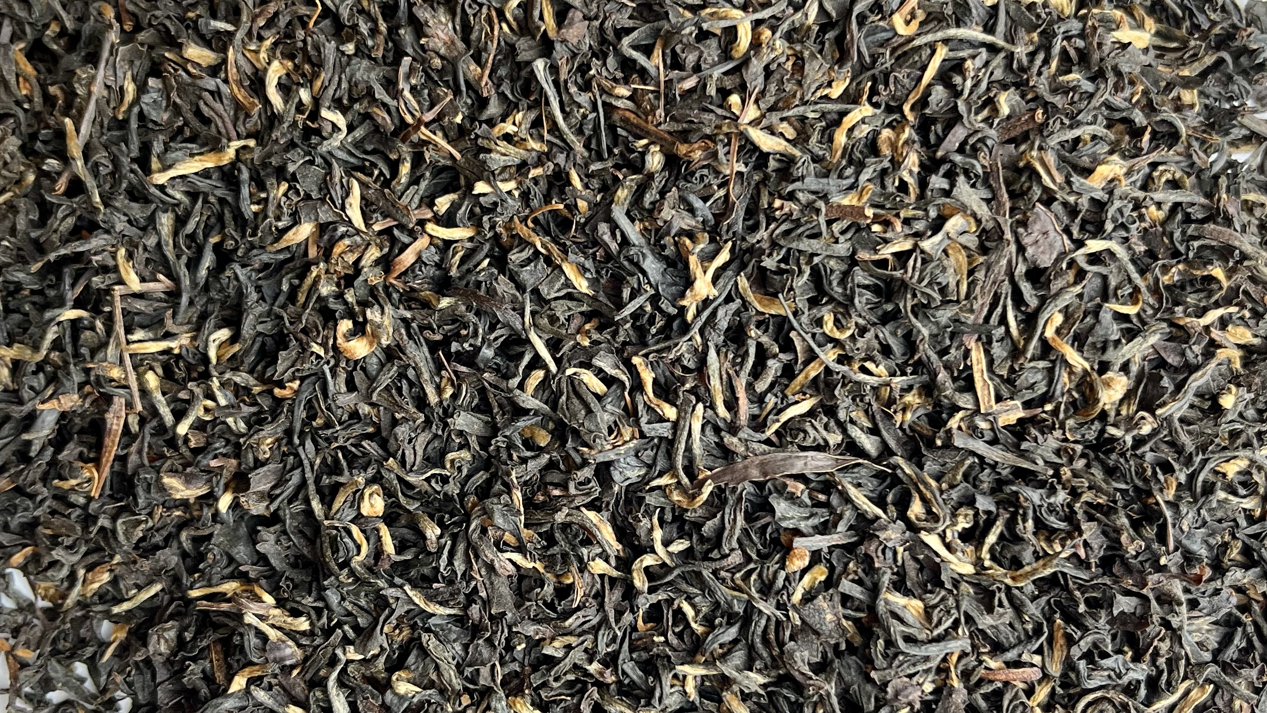 Nahaufnahme von getrockneten Assam-Teeblättern