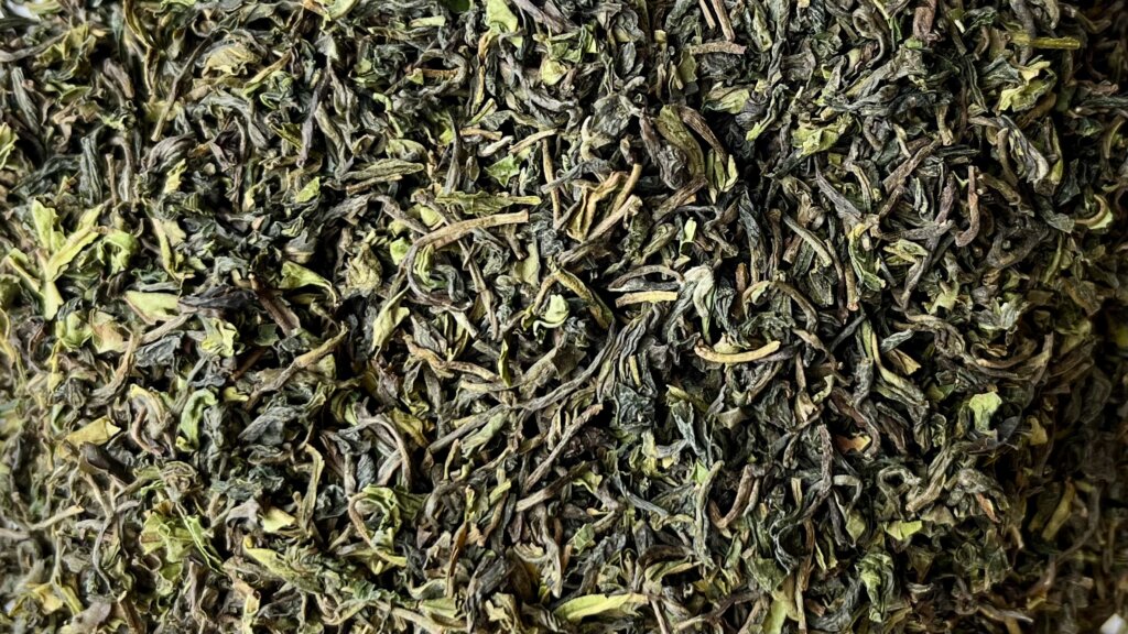 Nahaufnahme von getrockneten Darjeeling-Teeblättern