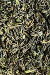 Detailaufnahme von dunkelbraunen, getrockneten Darjeeling-Teeblättern