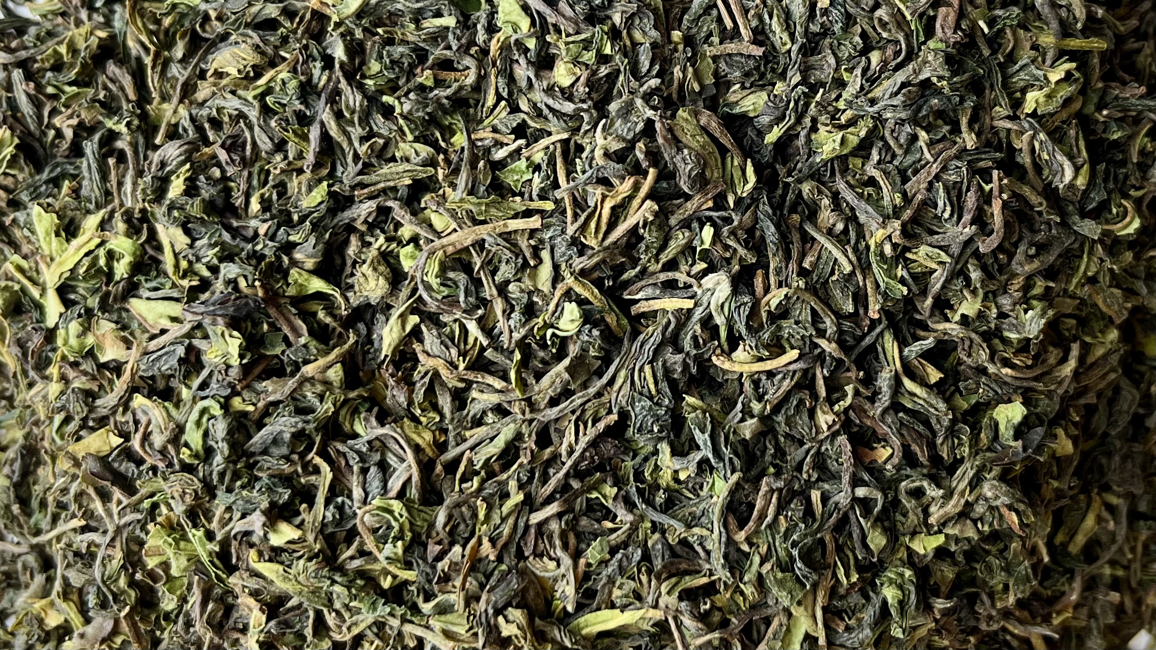 Detailaufnahme von dunkelbraunen, getrockneten Darjeeling-Teeblättern