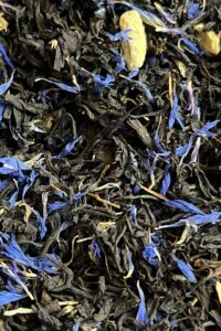 Nahaufnahme von getrockneten Earl-Grey-Teeblättern