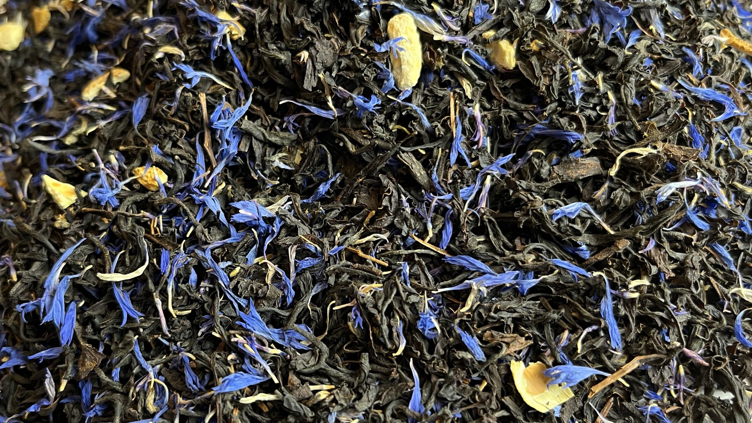 Nahaufnahme von getrockneten Earl-Grey-Teeblättern