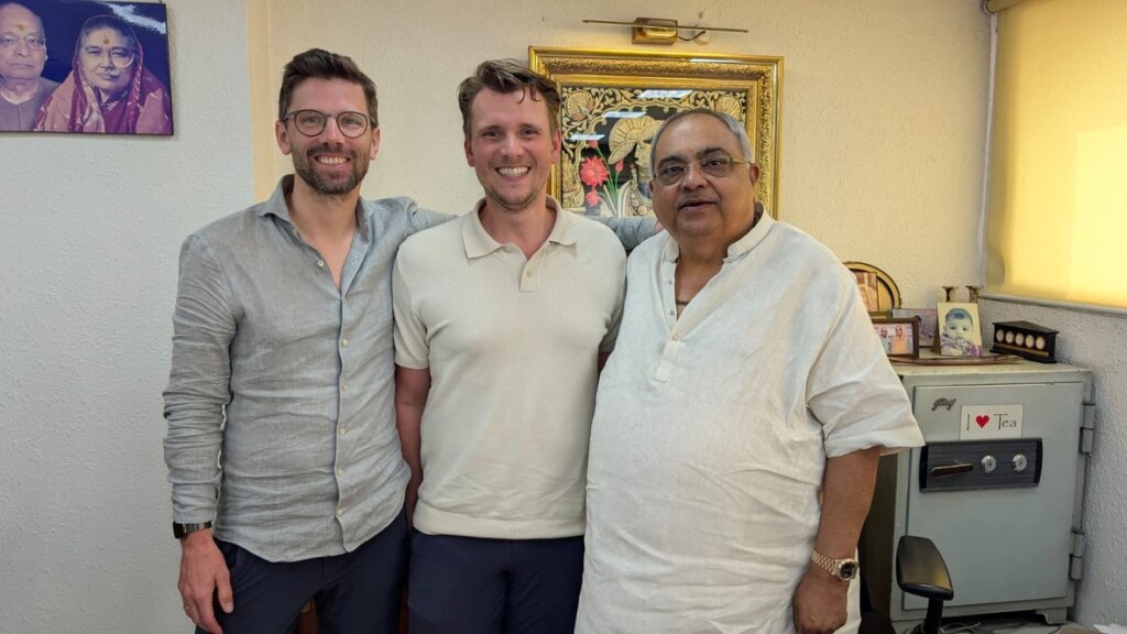 Gründer des Assam Projekts mit einem lokalen Partner. 