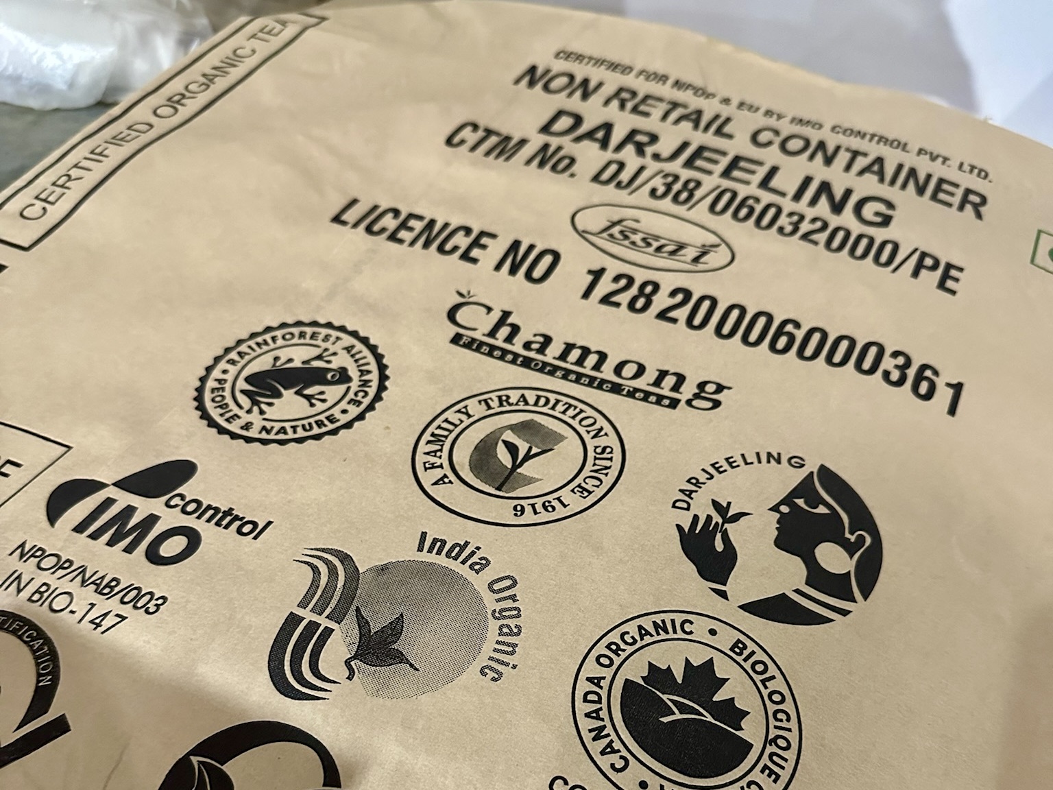 Nahaufnahme einer Darjeeling Bio-Tee-Verpackung mit Lizenznummern und Zertifizierungs-Logos.